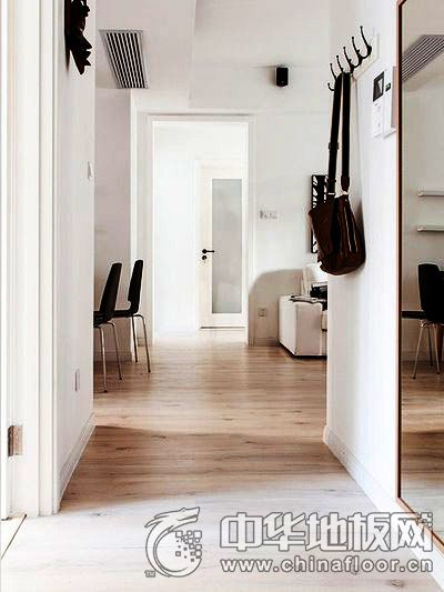 現(xiàn)代風格客廳灰色木地板家裝效果圖     復合木地板圖片